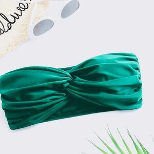 Solid Twist Front Bandeau
Bikini Top
Emerald Green  8/10 (L)